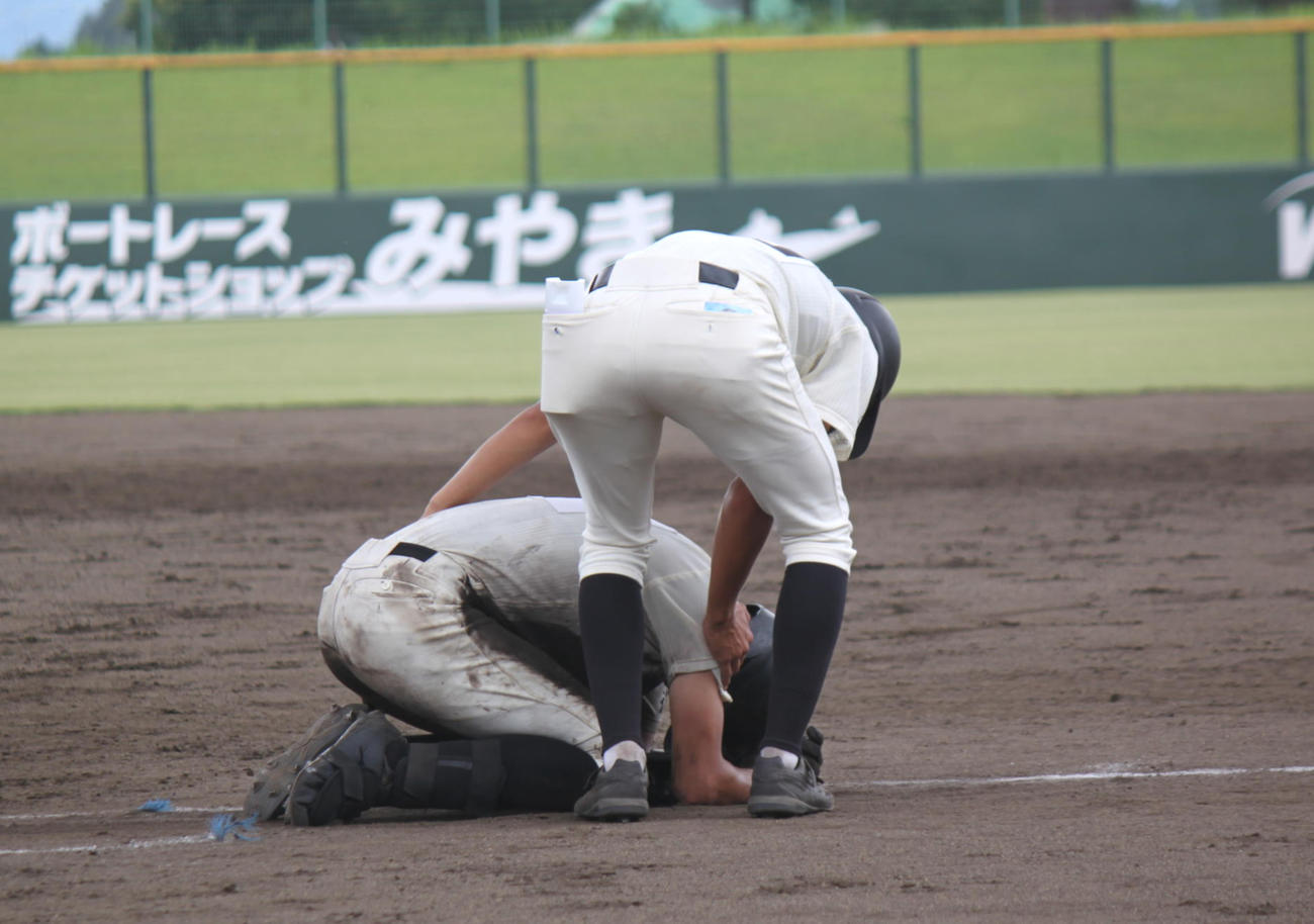 福岡大大濠対柳川　延長10回裏、最後の打者となり一塁ベース付近でうずくまる柳川の小坪