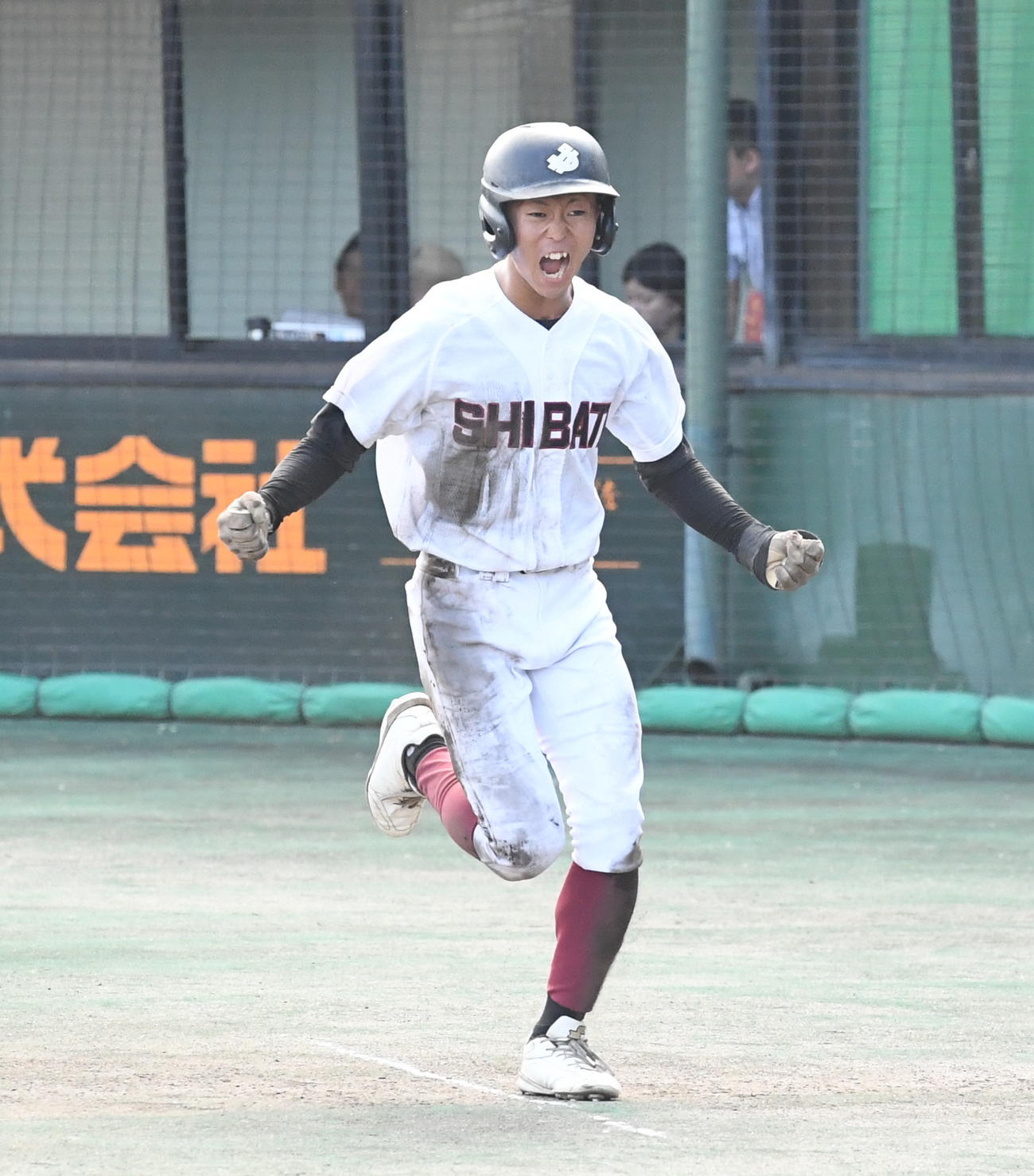 4－3の8回裏に生還しガッツポーズの新発田・清野（撮影・小林忠）