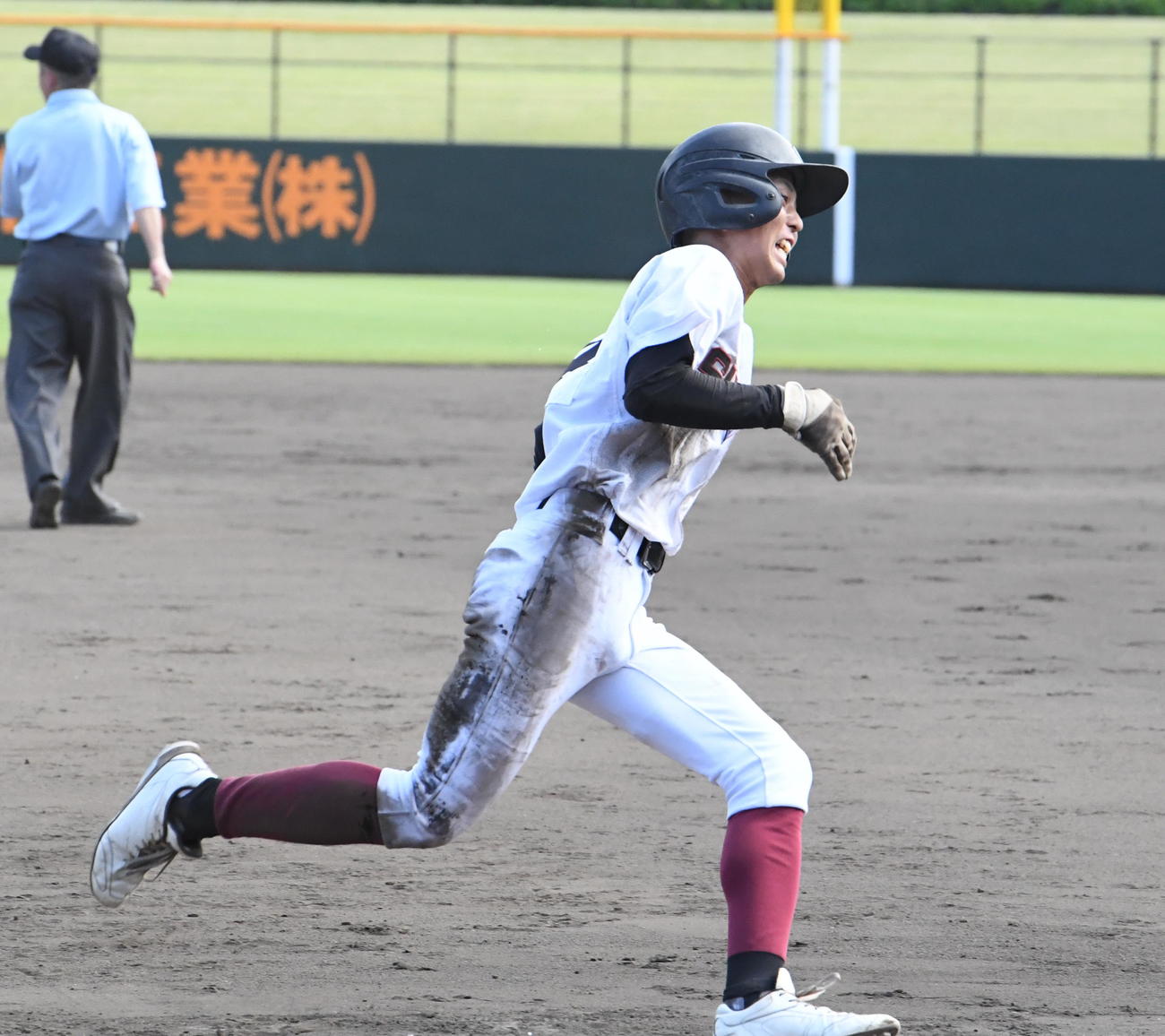 4－3の8回裏、二塁から一気に生還を狙う新発田・清野（撮影・小林忠）
