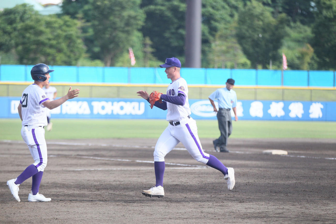 由利対金足農　1回を無失点に抑え笑顔でベンチに向かう金足農・吉田（右）（撮影・高橋香奈）