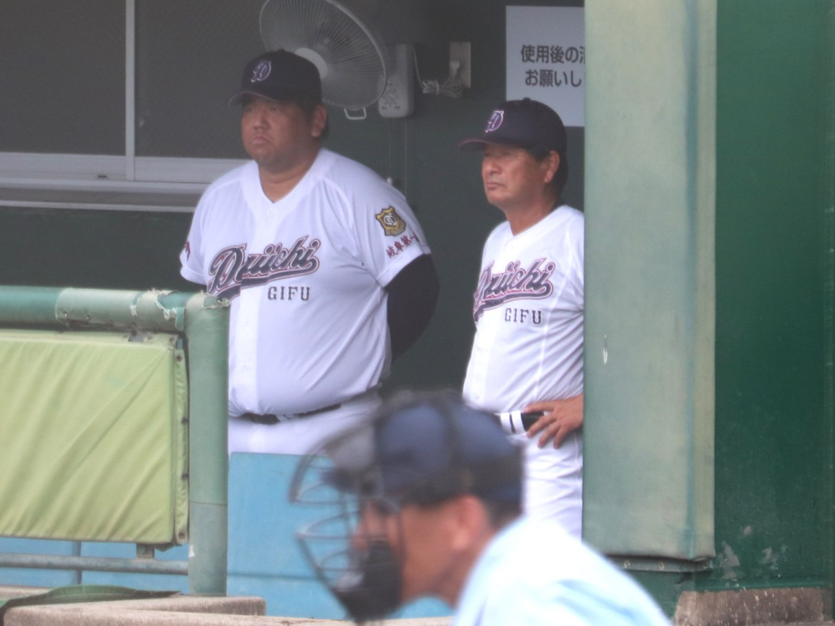 岐阜大会1回戦　岐阜第一対土岐紅陵　ベンチで戦況を見つめる、岐阜第一・田所孝二監督（写真右）。福知山成美（京都）時代の教え子には、DeNA桑原将志や阪神島本浩也がいる。（撮影・中島麗）