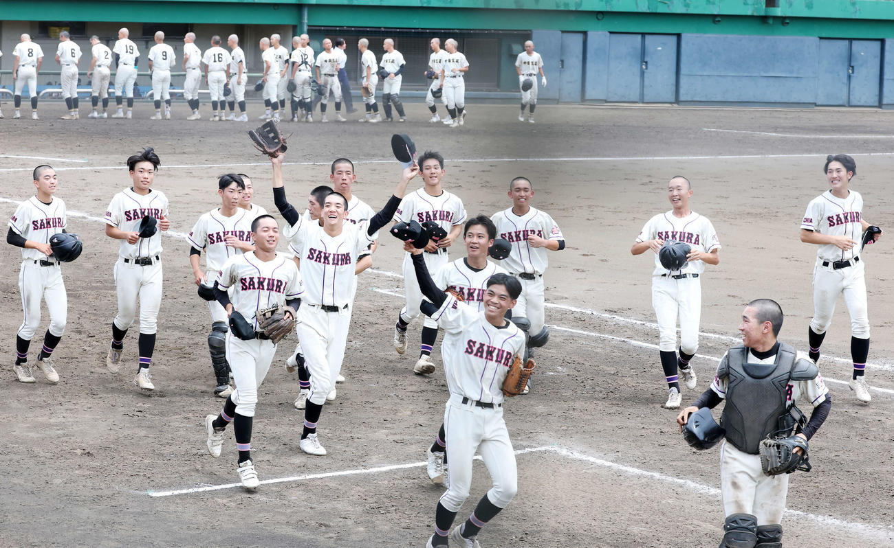 佐倉対千葉工　勝利し応援席に向かう佐倉の選手たち（撮影・鈴木正人）