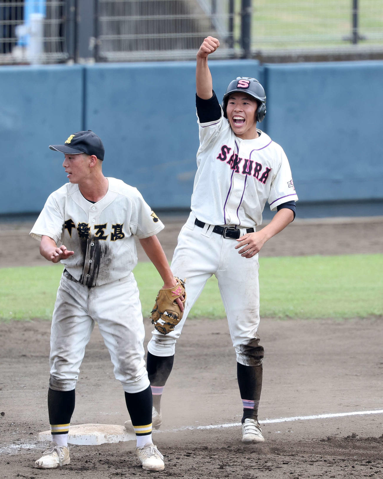 佐倉対千葉工　8回表佐倉1死二、三塁、斎藤は中越え適時三塁打を放ちガッツポーズ（撮影・鈴木正人）