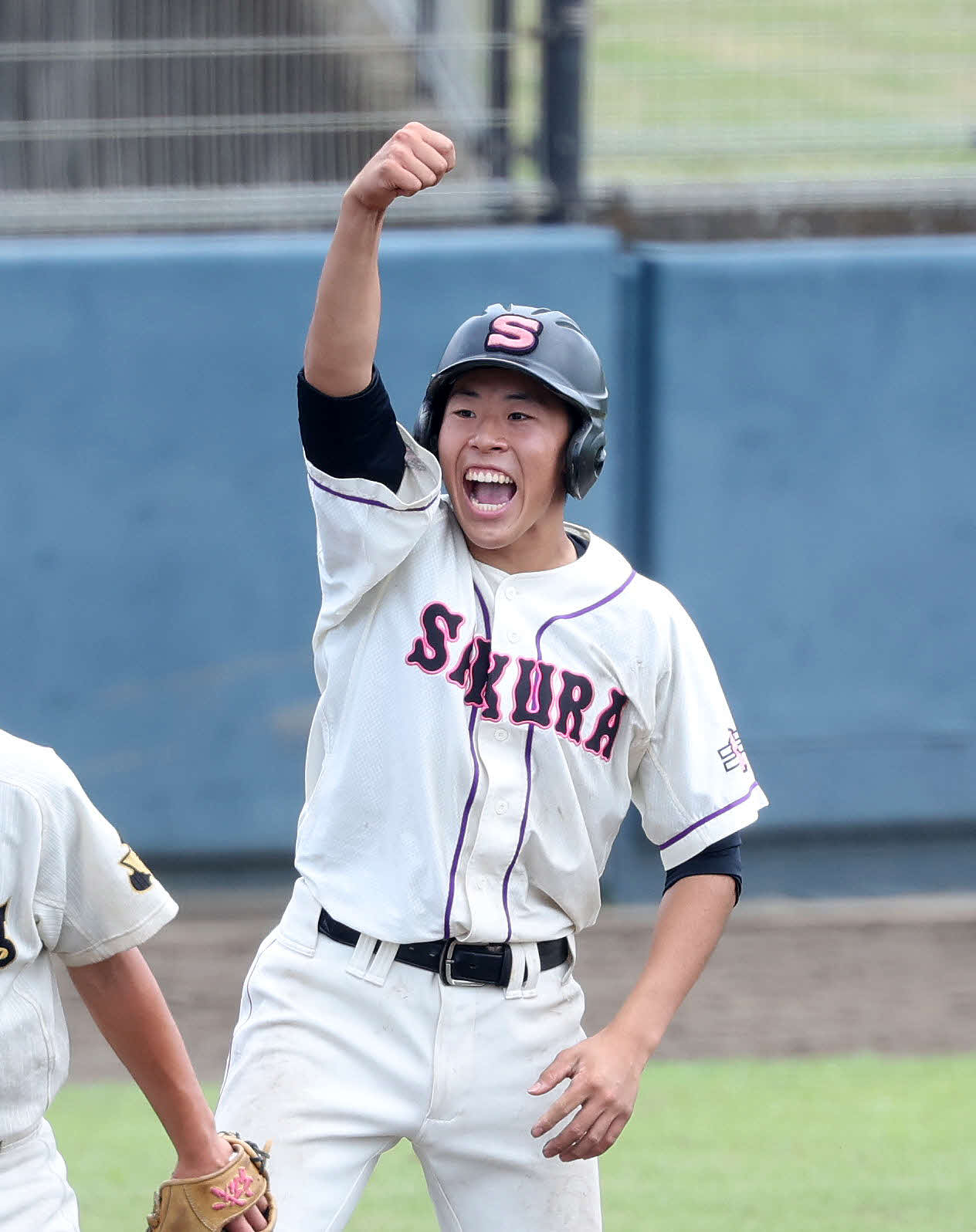 佐倉対千葉工　8回表佐倉1死二、三塁、斎藤は中越え適時三塁打を放ちガッツポーズ（撮影・鈴木正人）