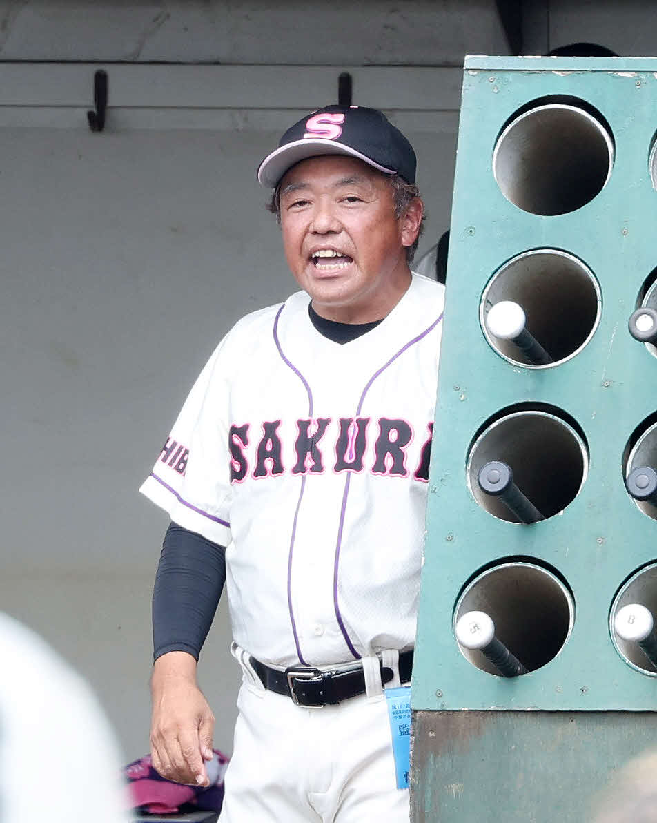 佐倉対千葉工　指示する佐倉・奥村監督（撮影・鈴木正人）