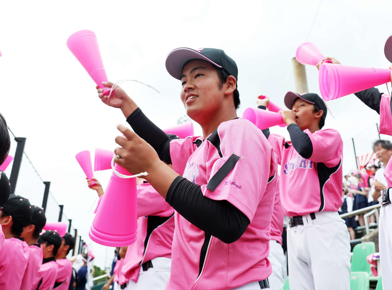 佐倉対千葉工　スタンドの野球部員は喪章を付け応援した（撮影・鈴木正人）