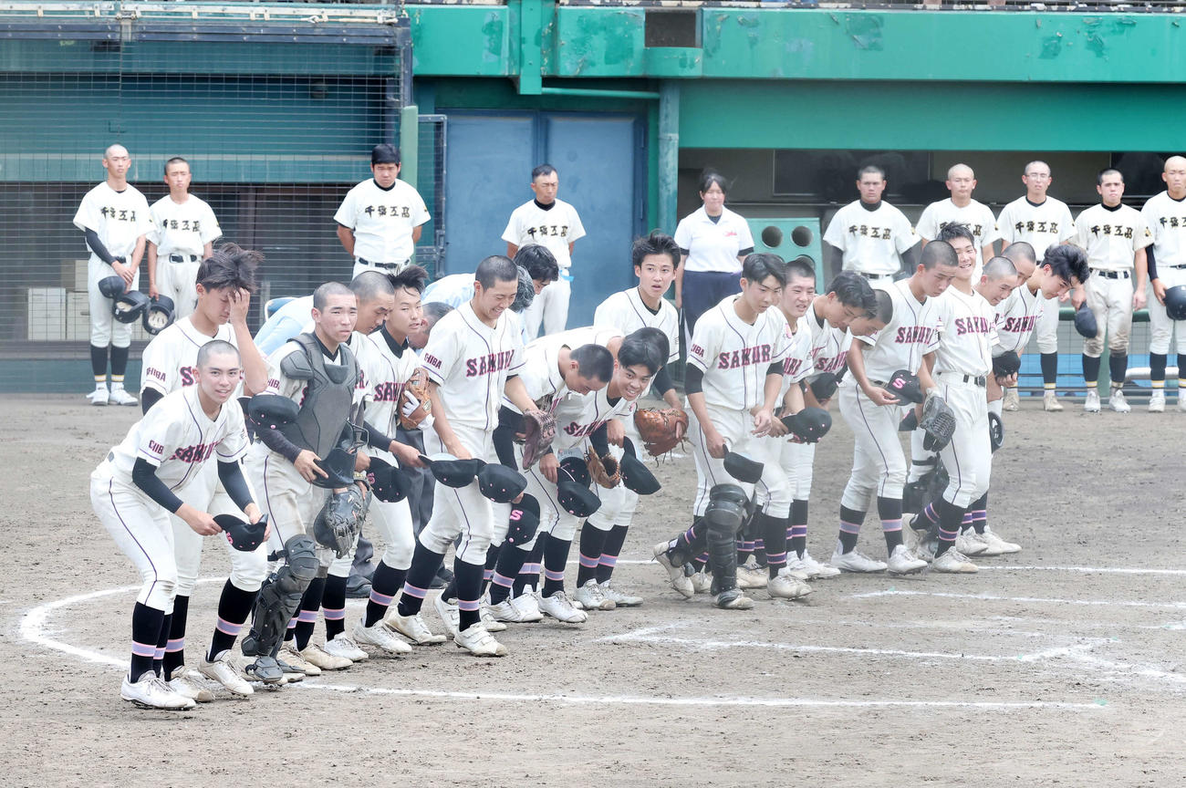 佐倉対千葉工　勝利し応援席に向かう佐倉の選手たち（撮影・鈴木正人）
