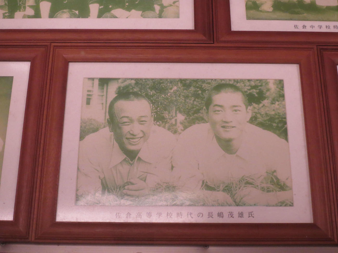 佐倉高校記念館に飾られている佐倉時代の長嶋茂雄氏の写真（右）