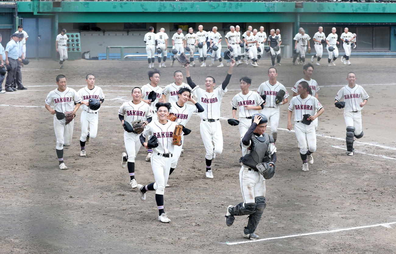 佐倉対千葉工　勝利し応援席に向かう佐倉の選手たち（撮影・鈴木正人）