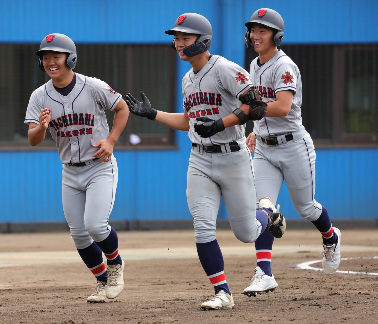 県川崎対立花学園　1回裏立花学園無死一、二塁、山浦（中央）は左越え本塁打を放ち笑顔でベンチに戻る（撮影・山本朝陽）