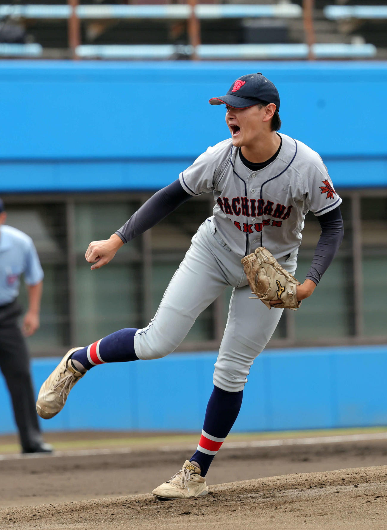 県川崎対立花学園　1回表県川崎1死　立花学園の先発・島村は三振を奪い雄たけびを上げる（撮影・山本朝陽）