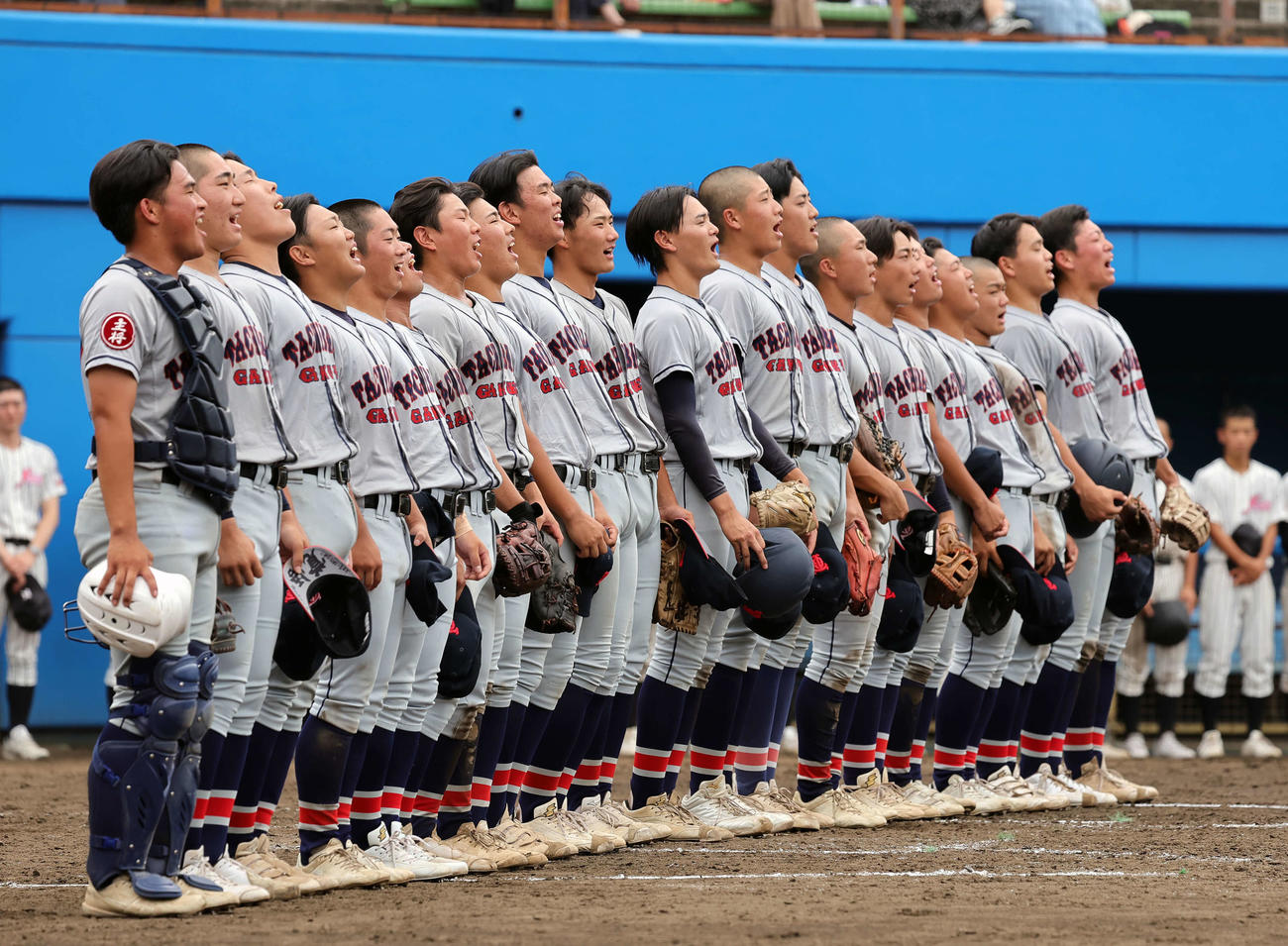 県川崎対立花学園　試合に勝利し校歌を歌う立花学園ナイン（撮影・山本朝陽）