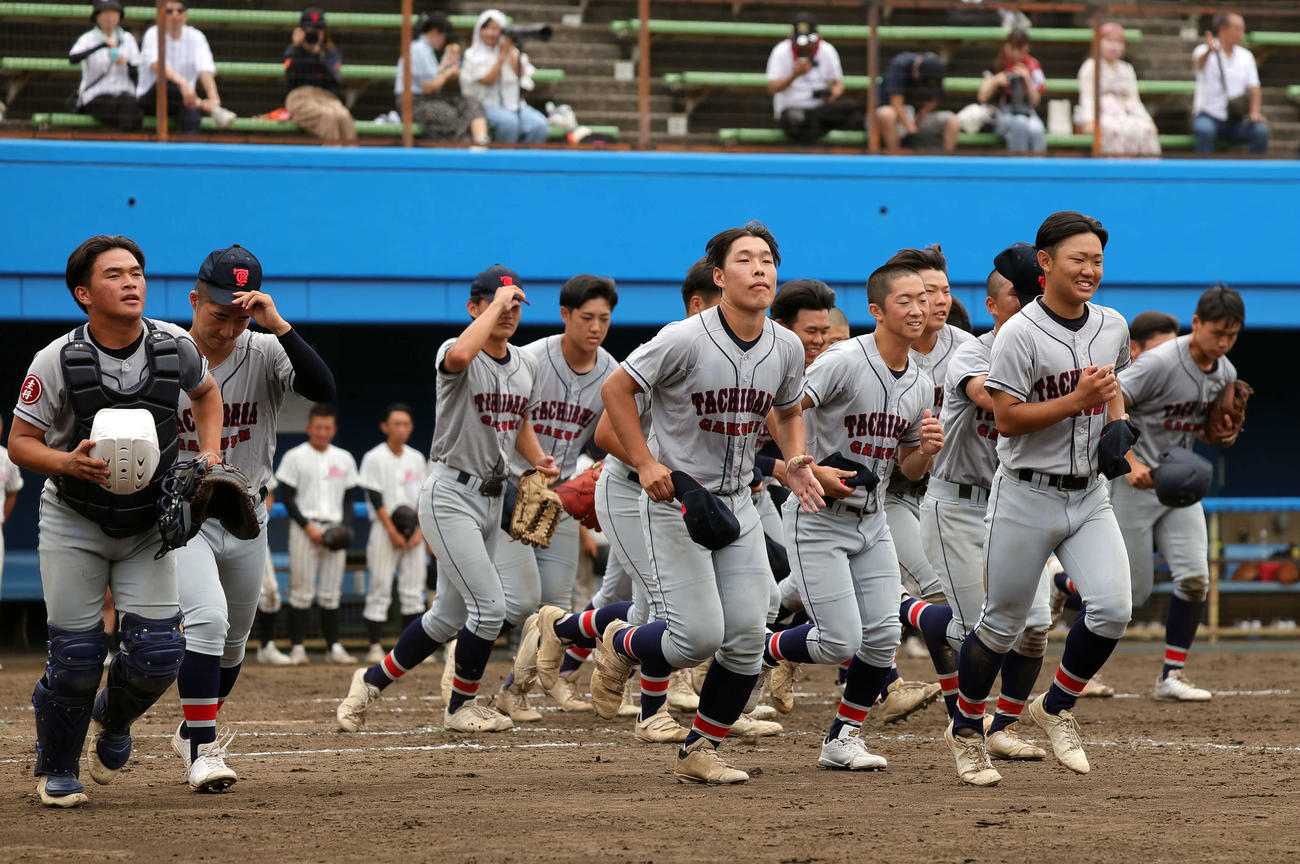 県川崎対立花学園　試合に勝利し、応援席にあいさつを行う立花学園ナイン（撮影・山本朝陽）