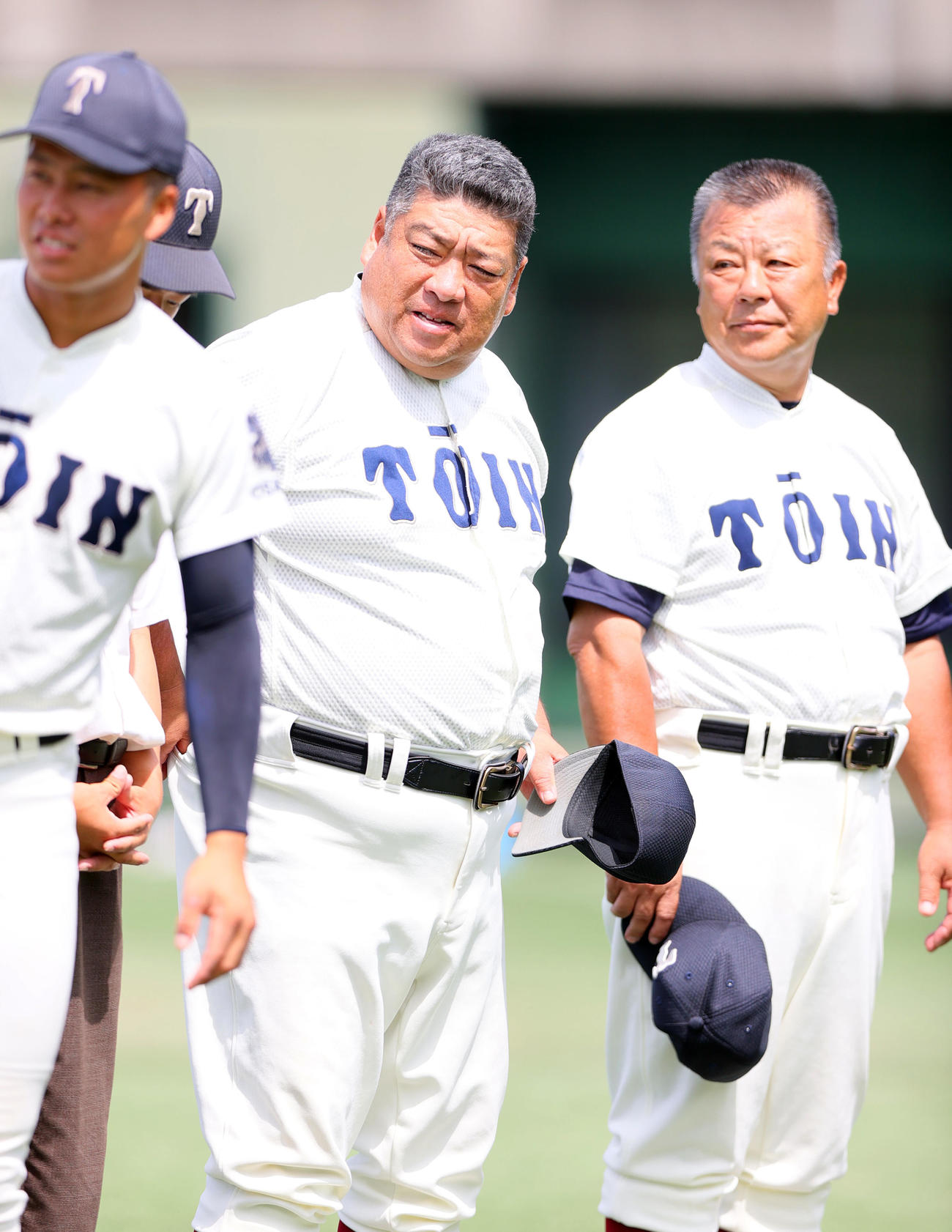大阪桐蔭対港　試合を前に整列する大阪桐蔭の西谷監督（中央）（撮影・上山淳一）