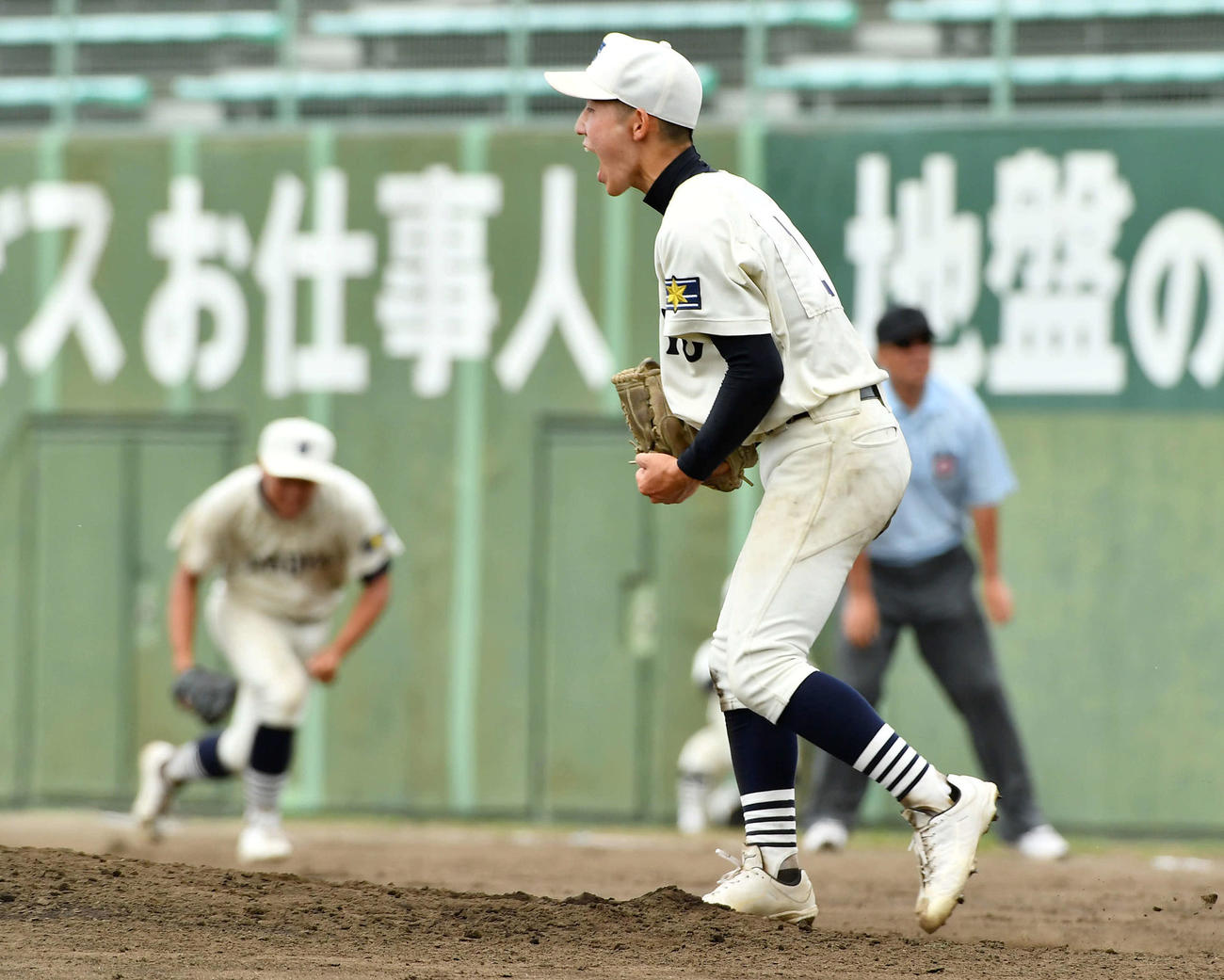 大牟田対修猷館　9回表大牟田2死二塁、谷川を空振り三振に抑えて勝利し、雄たけびをあげる修猷館・林（撮影・岩下翔太）