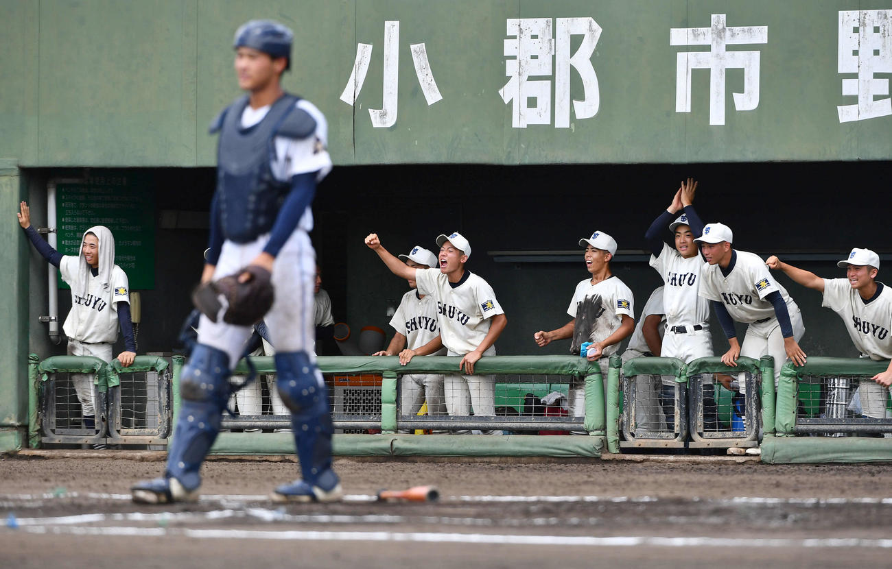 大牟田対修猷館　8回裏修猷館無死三塁、石田が勝ち越しの左前適時打を放ち、ガッツポーズする修猷館ナイン（撮影・岩下翔太）