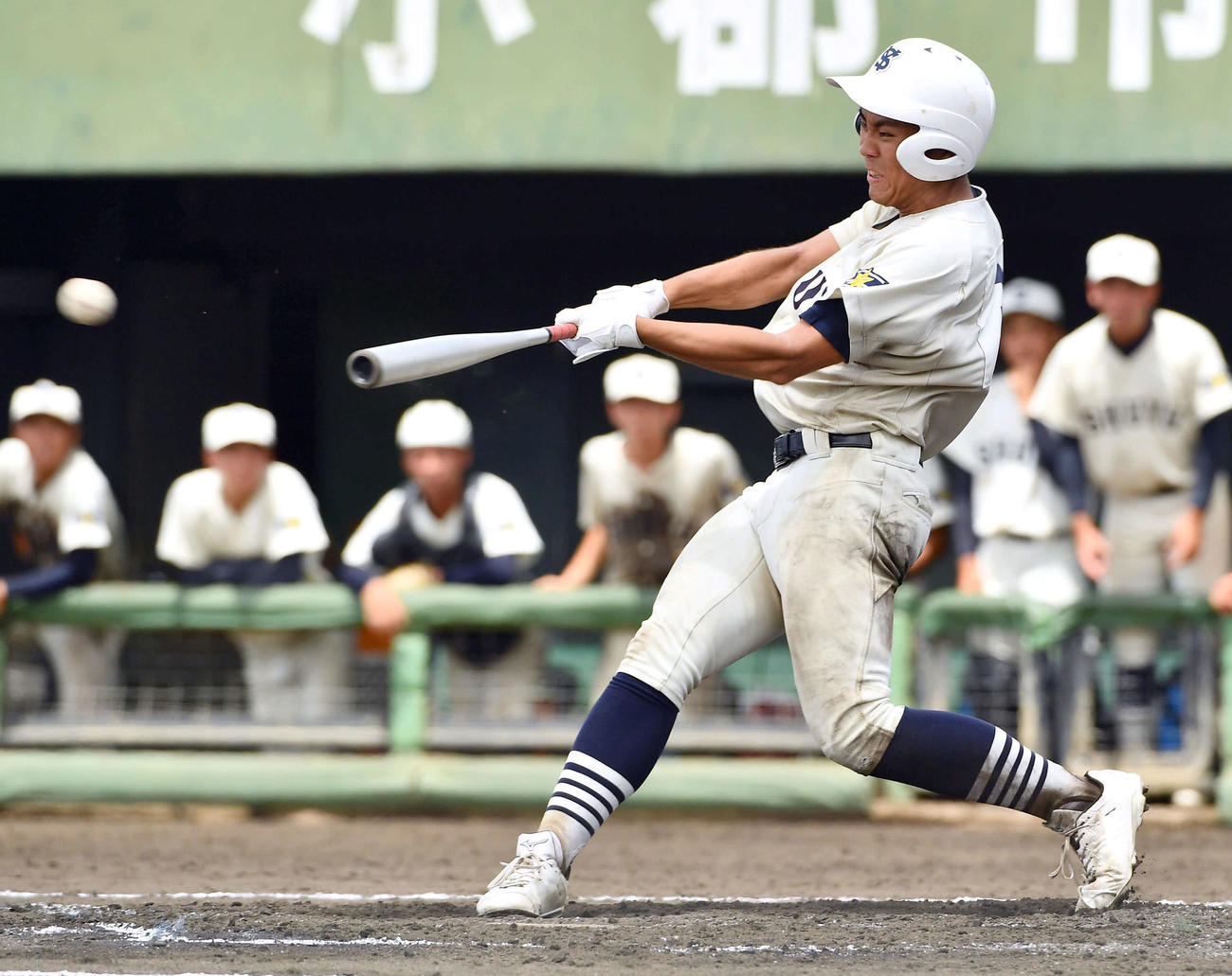 大牟田対修猷館　8回裏修猷館2死一、二塁、田井は右前適時打を放つ（撮影・岩下翔太）