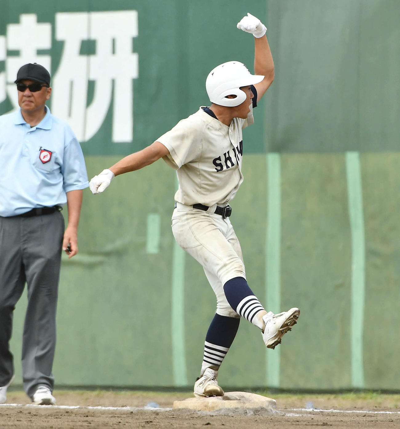 大牟田対修猷館　8回裏修猷館2死一、二塁、右前適時打を放ち、ベンチに向かってガッツポーズする田井（撮影・岩下翔太）