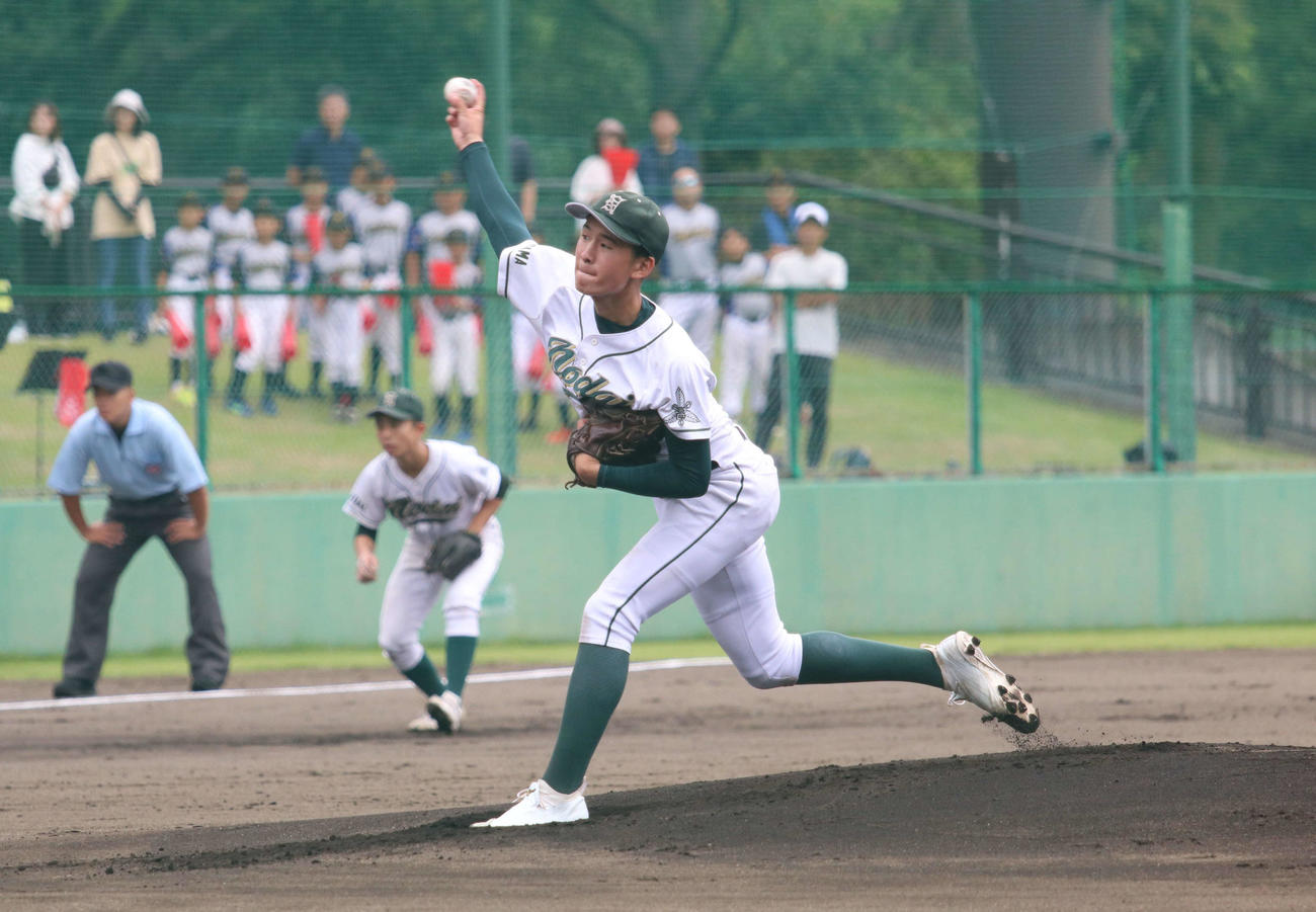所沢対東農大三　先発し力投する東農大三・八木（撮影・山本佳央）