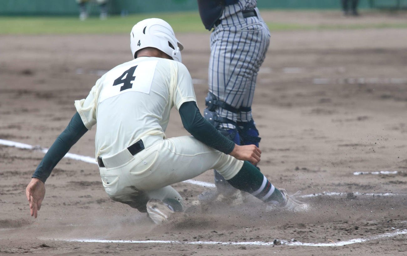 報徳学園対尼崎小田　1回裏報徳学園1死二塁、先制のホームを踏む山岡（撮影・一樹）