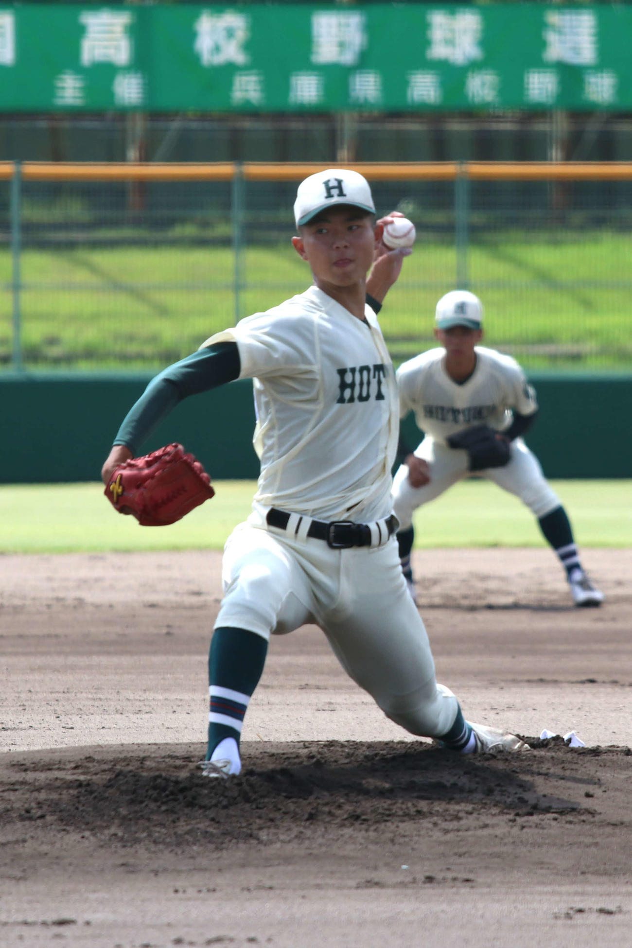 報徳学園対尼崎小田　先発し力投する報徳学園・岡田（撮影・一樹）