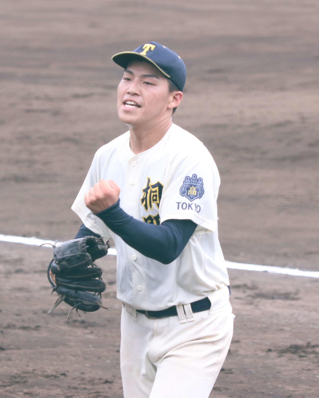 杉並対桐朋　7回のピンチを切り抜け、ガッツポーズする桐朋の金久保（撮影・泉光太郎）