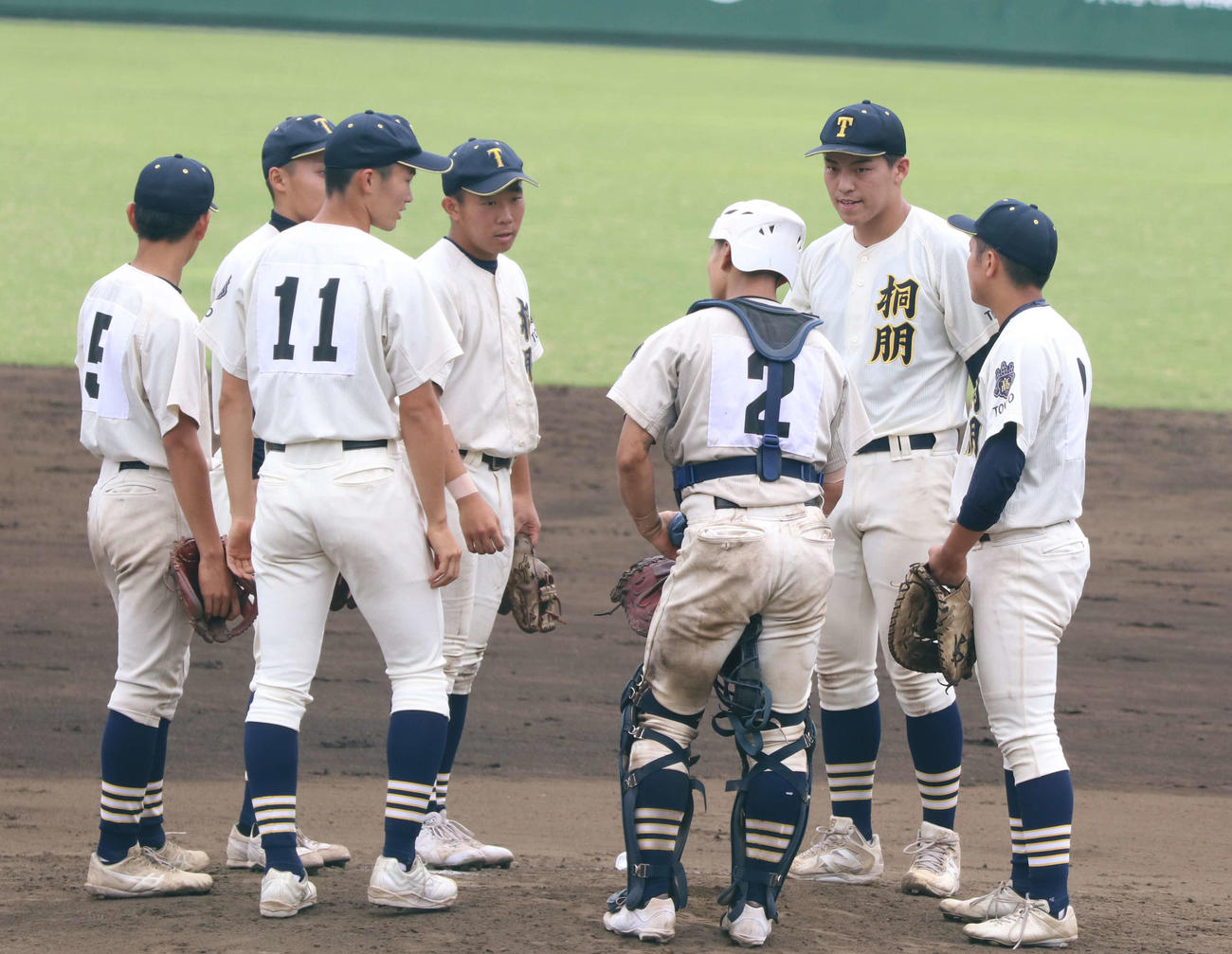 杉並対桐朋　7回2死満塁のピンチでマウンドに集まる桐朋ナイン、右から2番目は金久保（撮影・泉光太郎）