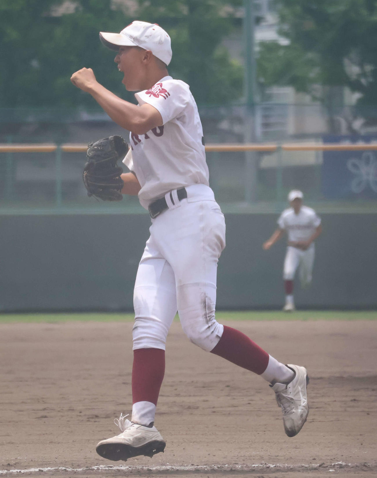 高校野球和歌山大会2回戦耐久対紀央館　最後の打者を打ち取り、ガッツポーズをする耐久・中村綱二朗（撮影・佐藤奨真）