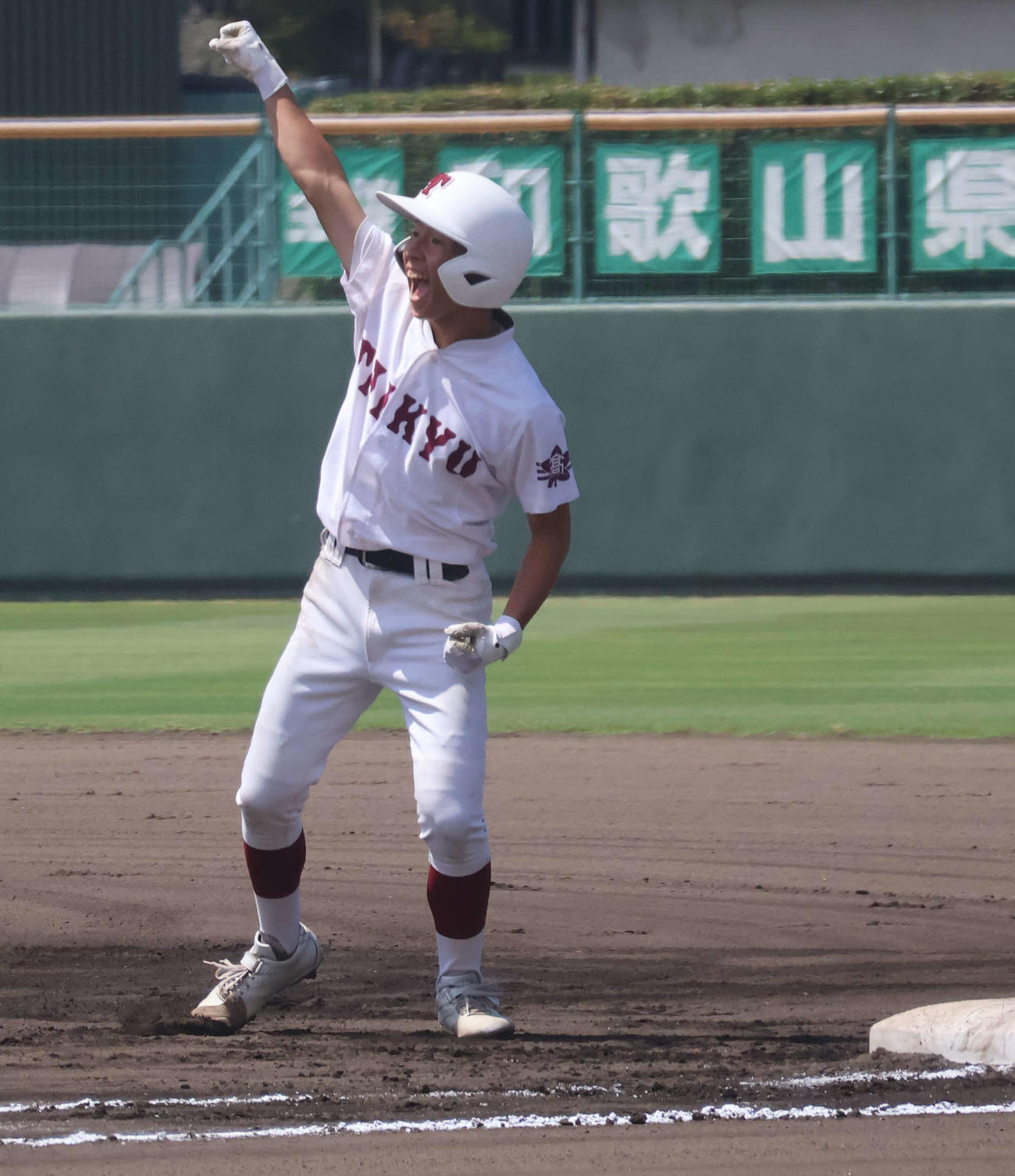 高校野球和歌山大会2回戦耐久対紀央館　6回表1死満塁から中前へ適時打を放ちガッツポーズをする耐久・栗山慎之介（撮影・佐藤奨真）