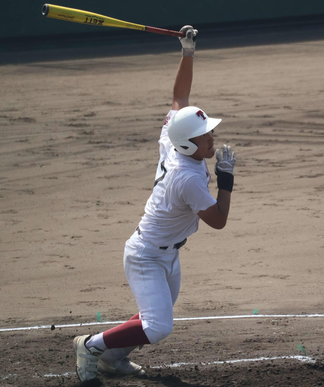 高校野球和歌山大会2回戦耐久対紀央館　4回表1死一塁からライト線へ二塁打を放つ耐久・江川大智（撮影・佐藤奨真）