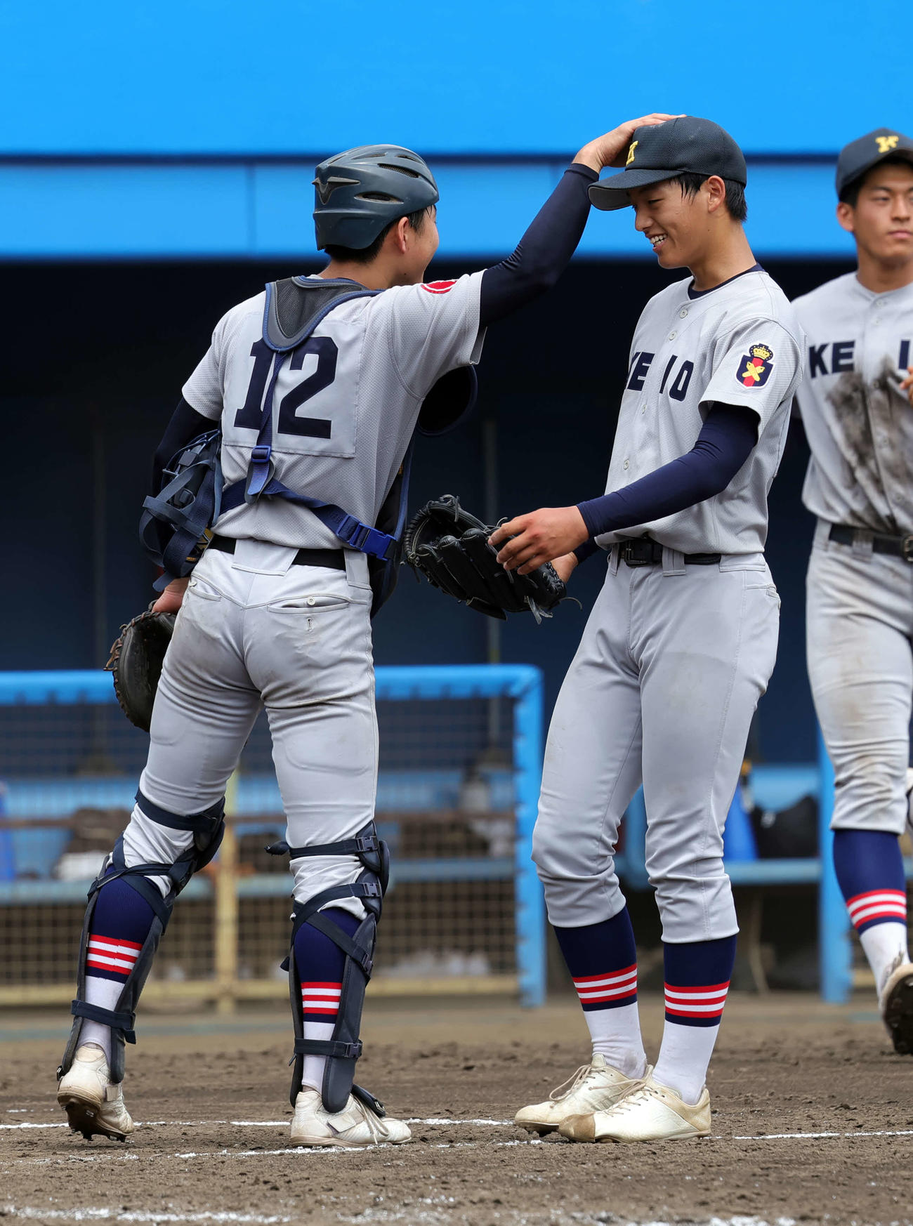 慶応藤沢対慶応　試合に勝利し3番手で登板した志村泰輔（右）をたたえる捕手・山田（撮影・山本朝陽）