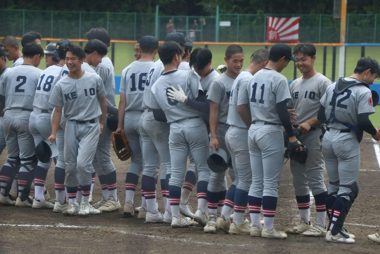 慶応湘南藤沢対慶応　試合を終え挨拶をする両校の選手（撮影・寺本吏輝）