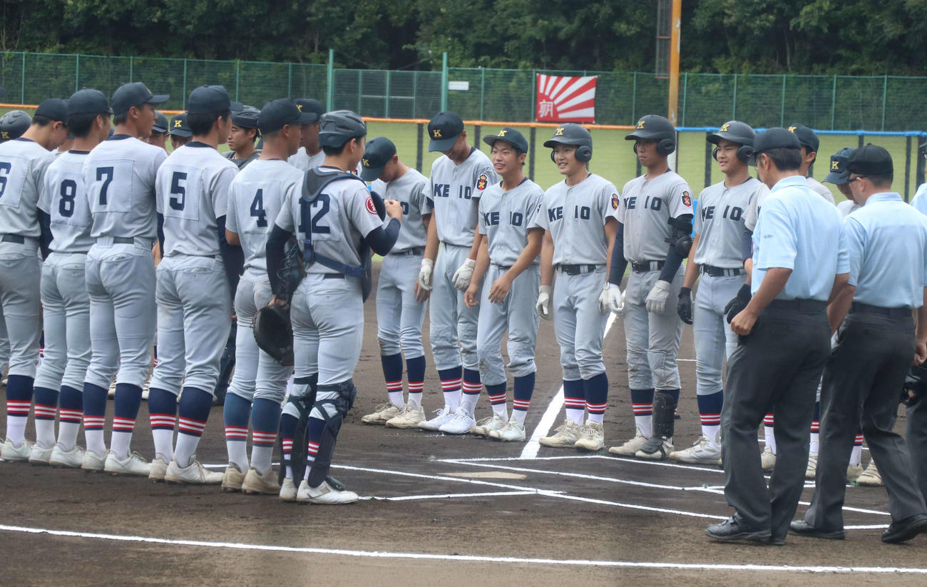 慶応湘南藤沢対慶応　試合開始の合図で整列する両校の選手（撮影・寺本吏輝）