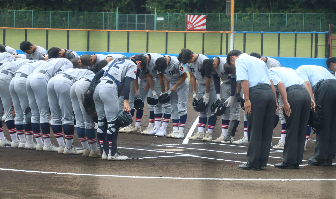 慶応湘南藤沢対慶応　試合開始の合図で整列する両校の選手（撮影・寺本吏輝）