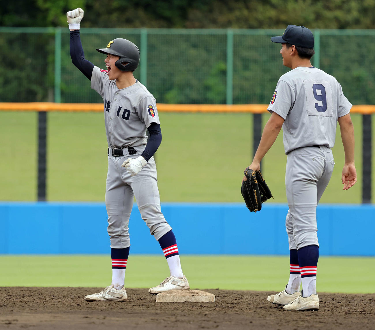 慶応藤沢対慶応　4回慶応1死二塁、左前適時打を放ち、送球の間に二塁に進塁した山田は塁上でベンチに向かってカッツポーズと雄たけびを見せる（撮影・山本朝陽）