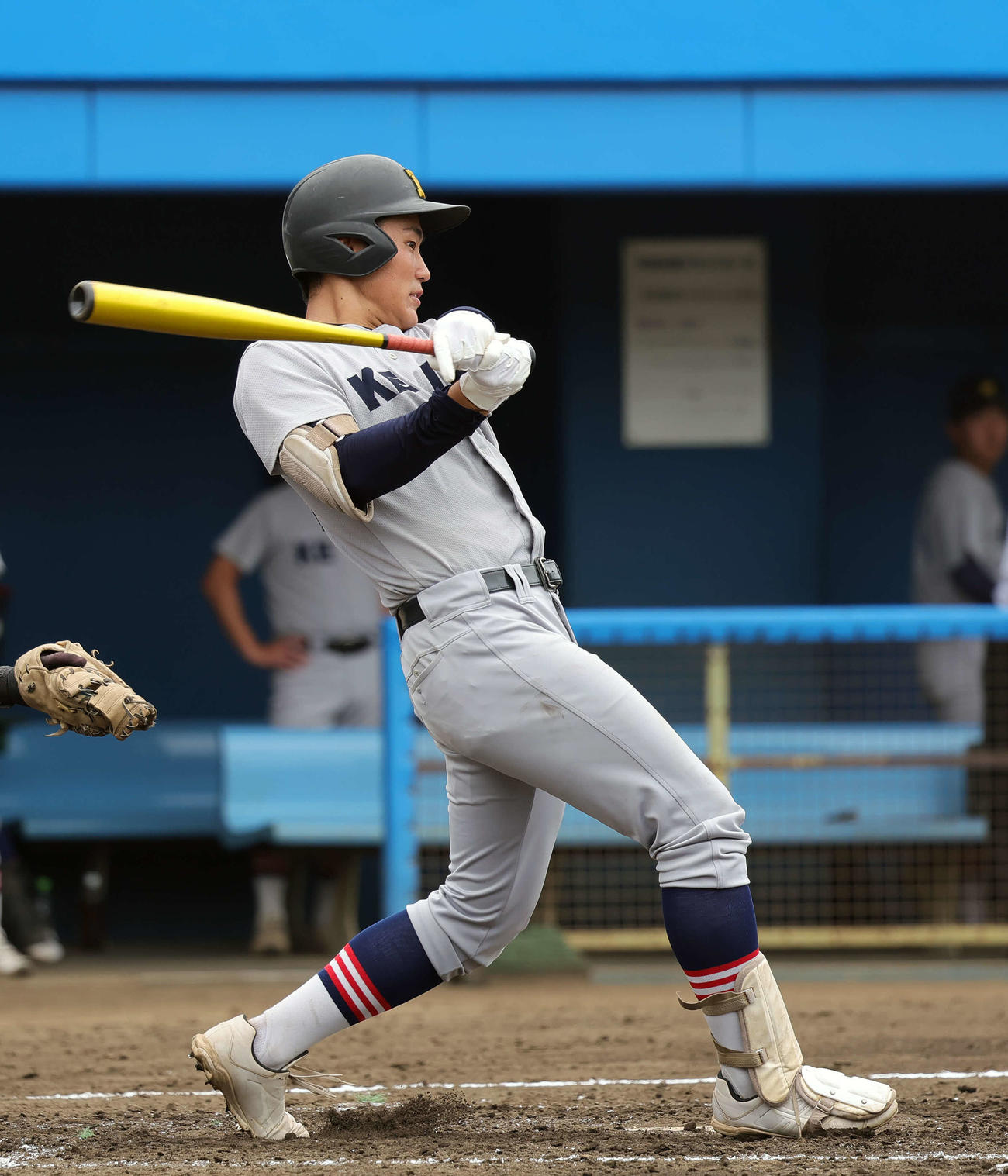慶応藤沢対慶応　2回裏慶応1死一、二塁、江戸は右前適時打を放つ（撮影・山本朝陽）