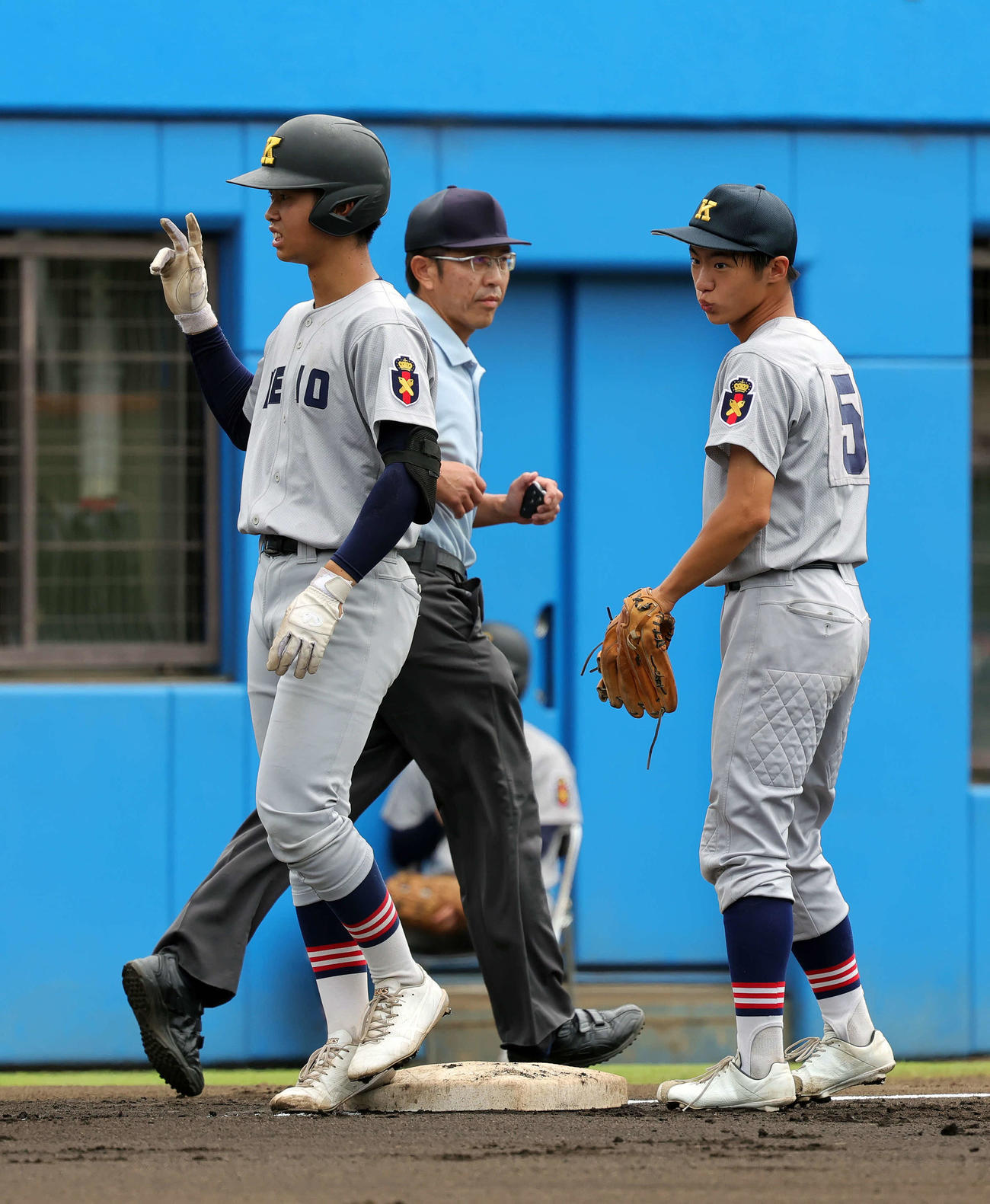 慶応藤沢対慶応　1回裏慶応無死一塁、紺野（左）は適時三塁打を放ち、塁上でベンチのサインを待つ（撮影・山本朝陽）