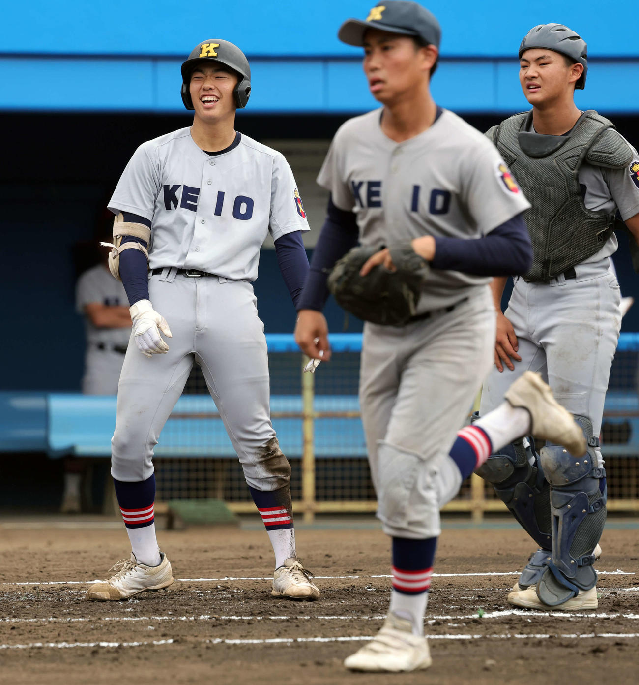 慶応藤沢対慶応　湯本（左）は適時三塁打を放った後、守備の乱れの間に本塁に生還し笑顔（撮影・山本朝陽）