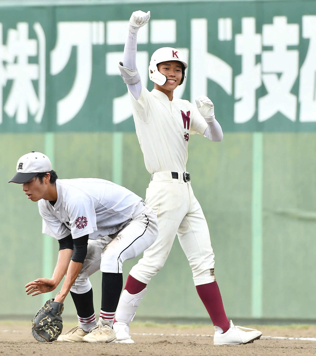 明善対春日　6回裏春日1死二、三塁、中前2点適時打を放ち、笑顔でガッツポーズする岩崎（撮影・岩下翔太）