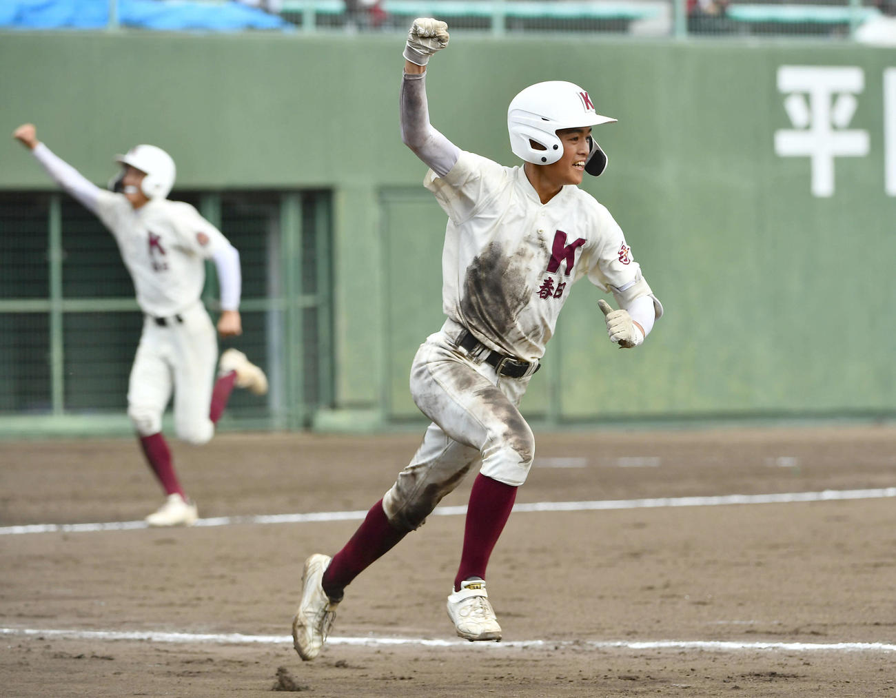 明善対春日　7回裏春日2死満塁、コールド勝ちを決める左前適時打を放ち、笑顔でガッツポーズする井河（撮影・岩下翔太）