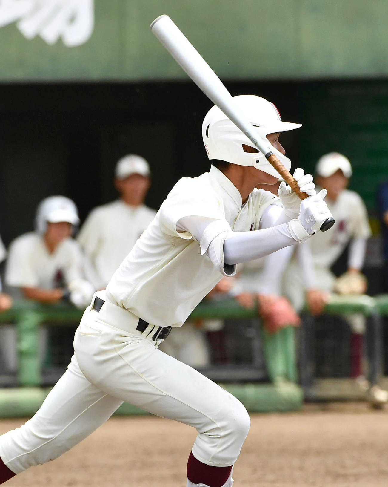 明善対春日　1回裏春日2死二塁、岩崎は先制の中前適時打を放つ（撮影・岩下翔太）
