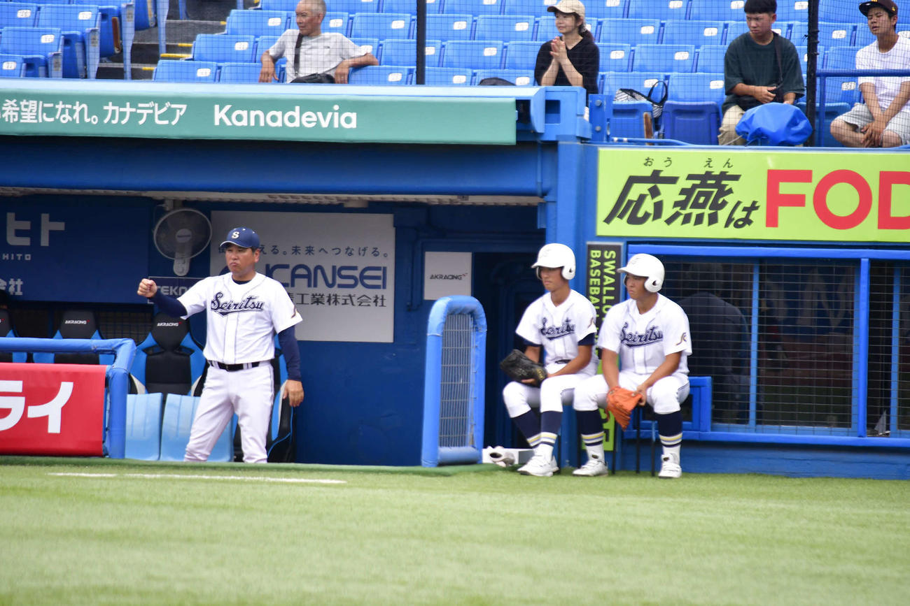 成立学園－王子総合　夏の初戦の指揮を執る成立学園の安藤監督（左）（撮影・平山連）