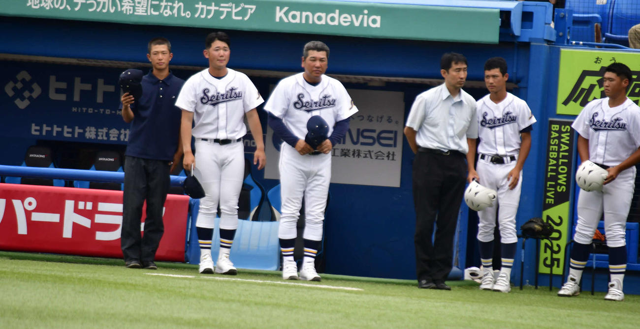 成立学園－王子総合　夏の初戦白星発進を飾った成立学園の安藤監督（左から3人目）（撮影・平山連）
