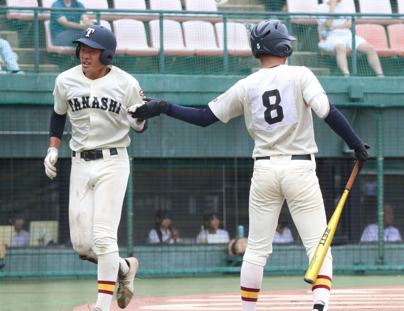 田無対聖徳学園　5回表田無1死三塁、立川の右犠飛でホーム生還した三塁走者の子安（左）（撮影・泉光太郎）