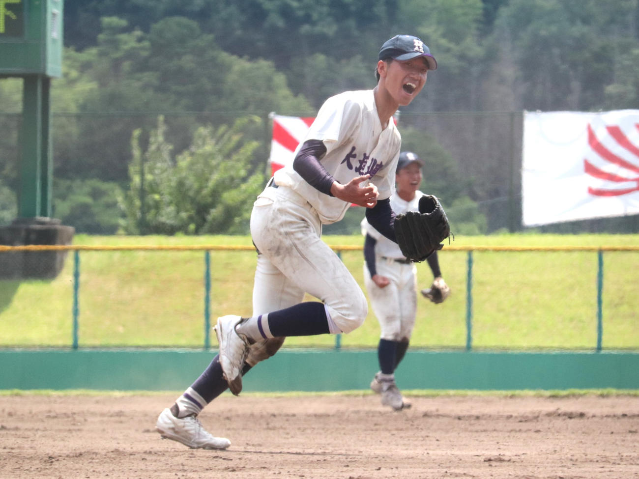 岐阜大会1回戦　飛騨高山対大垣北　7回2死満塁で空振り三振に打ち取り、ガッツポーズでほえた大垣北の先発・坪（撮影・中島麗）