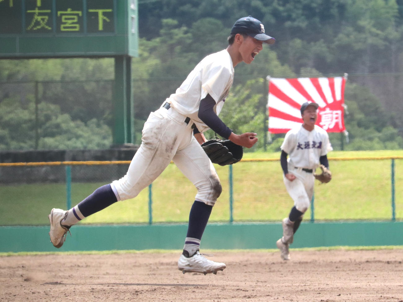 岐阜大会1回戦　飛騨高山対大垣北　7回2死満塁で空振り三振に打ち取り、ガッツポーズでほえた大垣北の先発・坪（撮影・中島麗）