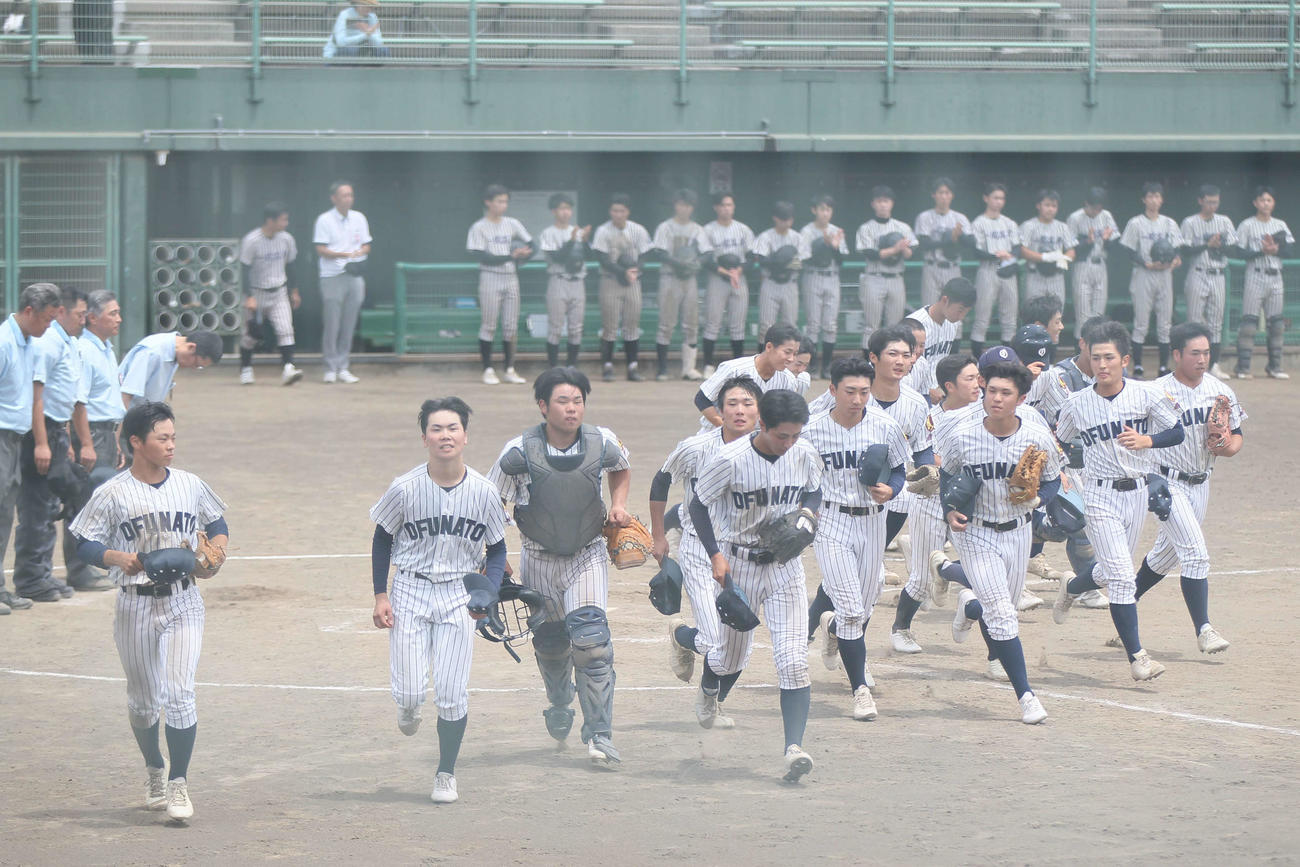 一関高専対大船渡　校歌を歌いスタンドにあいさつに向かう大船渡ナイン（撮影・高橋香奈）