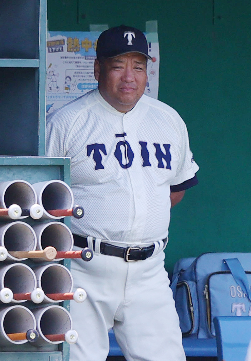 大阪桐蔭対港　ベンチで戦況を見つめる大阪桐蔭の西谷監督（撮影・上山淳一）