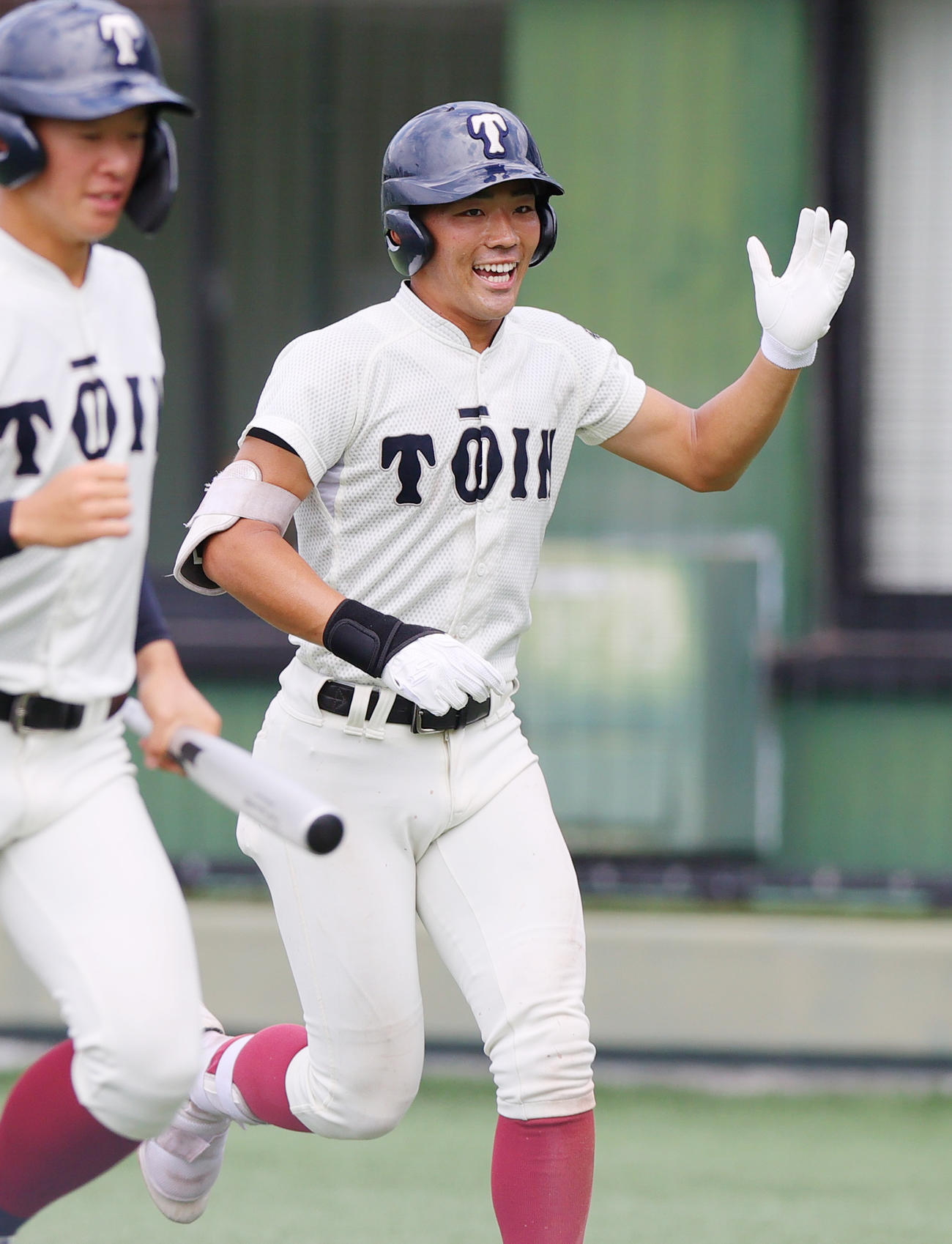 大阪桐蔭対港　2回表大阪桐蔭1死二、三塁、宮本（右）は右越え3点本塁打を放ち笑顔を見せる（撮影・上山淳一）