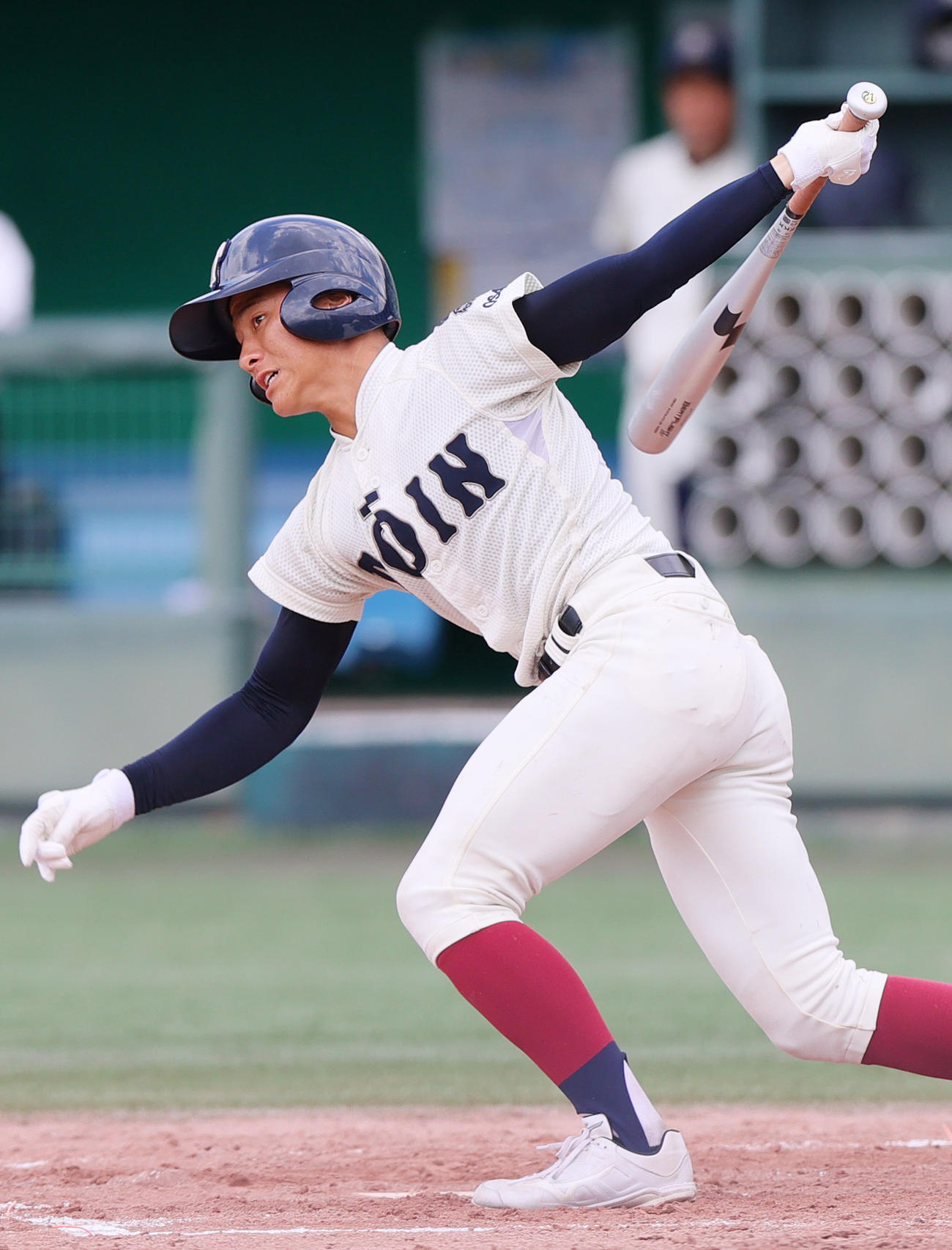 大阪桐蔭対港　2回表大阪桐蔭1死二、三塁、本田は三塁適時内野安打を放つ（撮影・上山淳一）